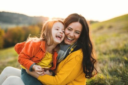 Le pendentif médaille miraculeuse : un bijou de foi pour toutes les mamans