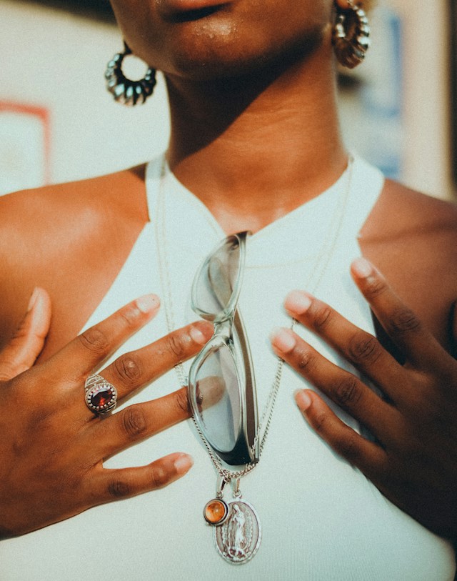 Le pendentif médaille miraculeuse : un bijou de foi pour toutes les mamans